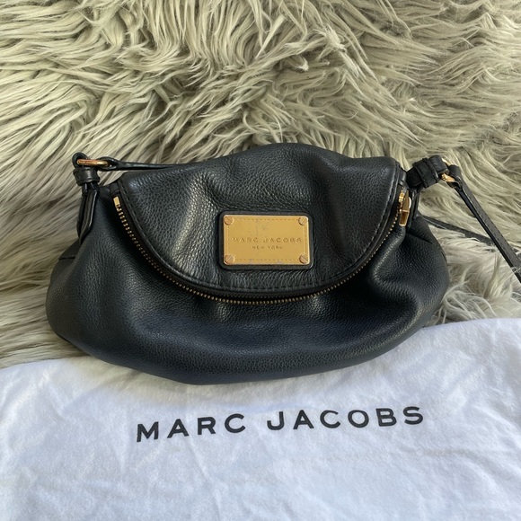 Marc Jacobs Handbags - MARC Jacobs classic messenger bag